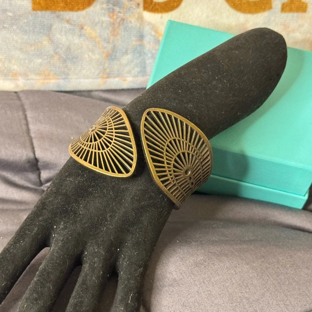 Elegant Gold Geometric Bracelet